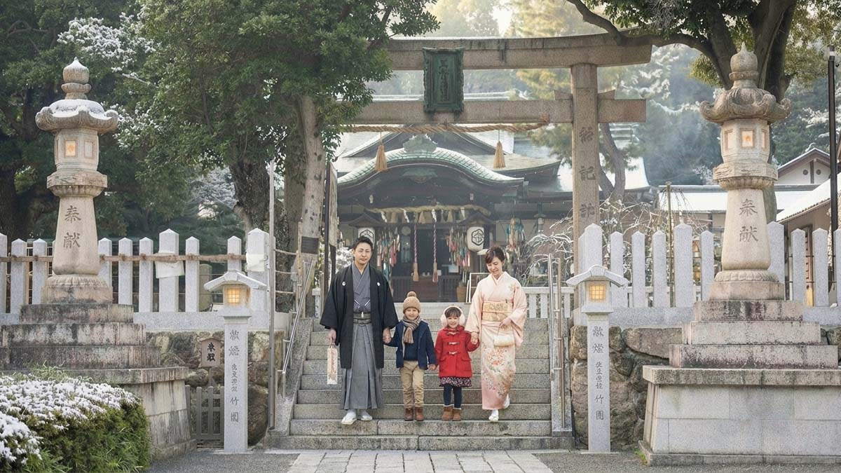 緑豊かな芦屋神社の鳥居と参道、厳かな雰囲気の中で初詣をする人々