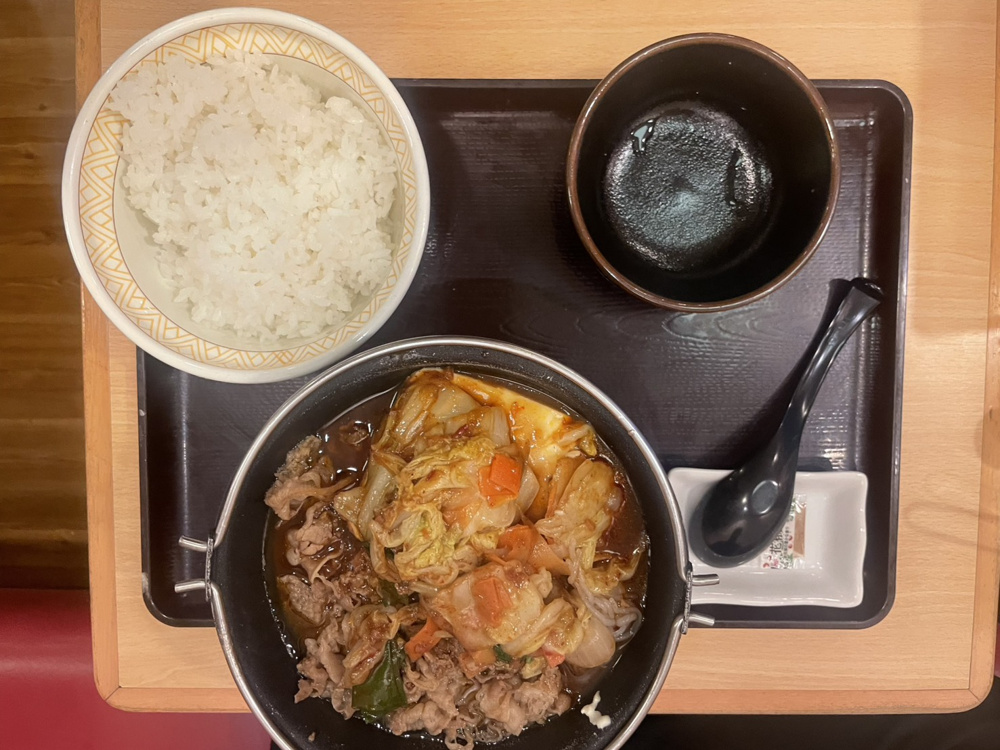 【六甲道ランチ】寒い日に無性に食べたくなる 牛すき鍋定食／牛・旨辛豆腐鍋定食（すき家 六甲道エリア）の画像