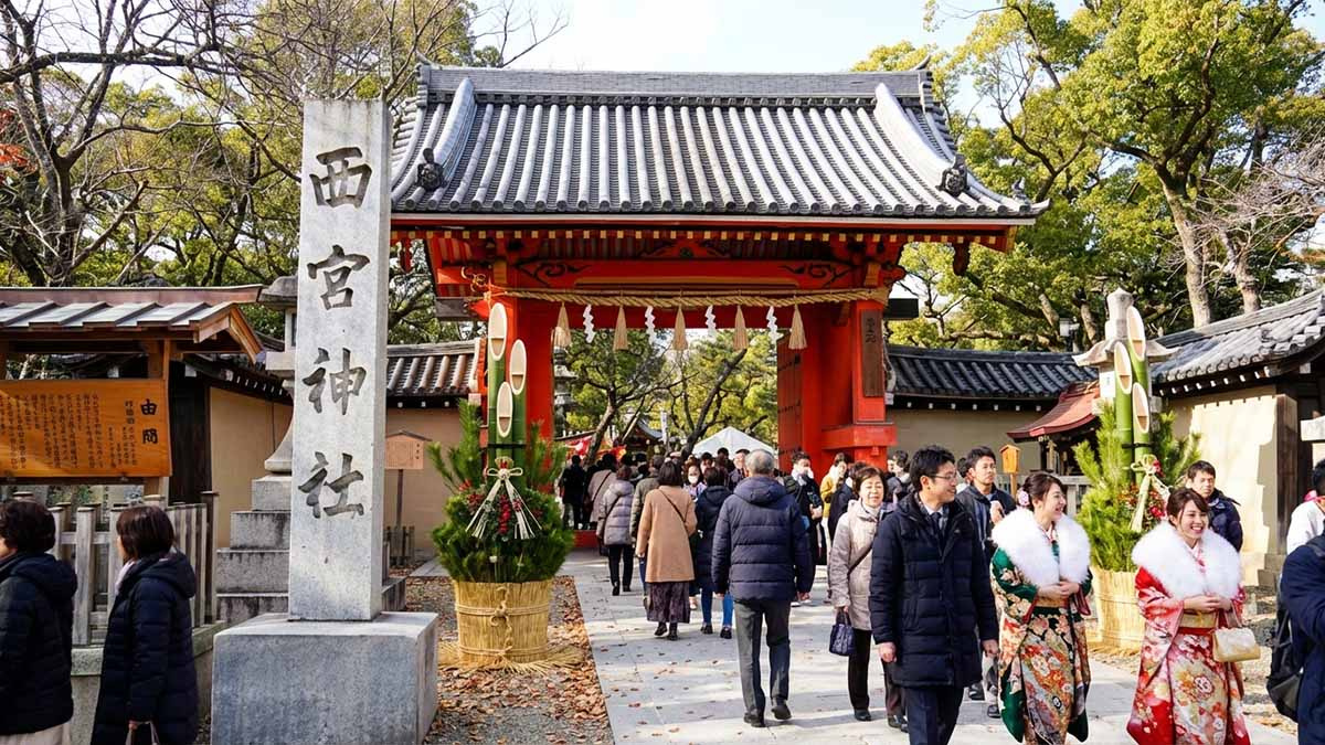西宮神社の赤門（表大門）と、初詣に訪れる人々
