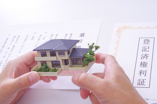 遺言執行者による不動産売却の流れは？相続登記や解任方法も解説