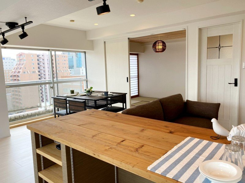 【リノベ事例】造作のキッチンカウンターとジャパニーズモダンスタイルの和室の画像