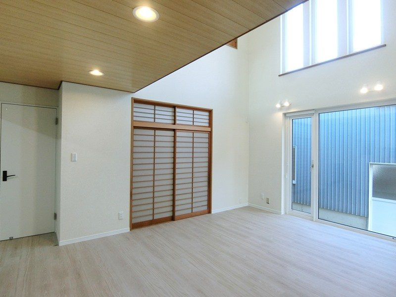 【リノベ事例】吹き抜けから明るい陽ざしが降り注ぐリビングの画像