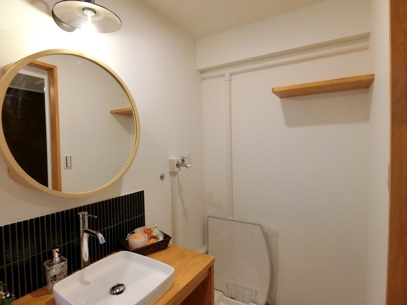 【リノベ事例】まんまる鏡の造作洗面台の画像