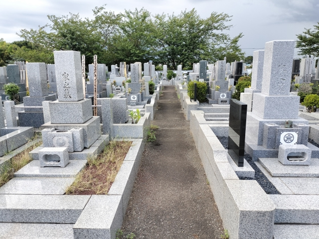 不動産の売却でお墓が近いと価格は下がる？メリットや注意点も解説の画像