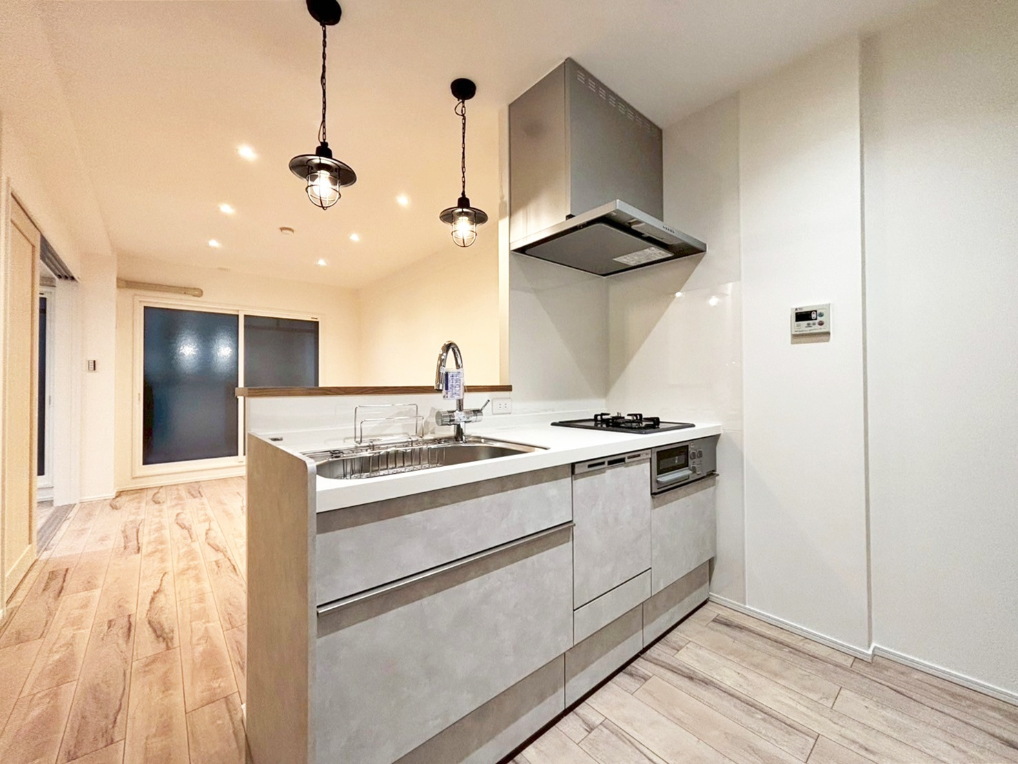 白とウッドが調和する、北欧風リノベーションの画像