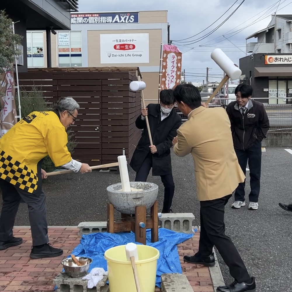 お客様と一緒に楽しんだお餅つき体験会の画像