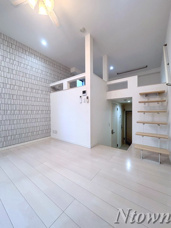 【フォルトゥーナ中村】真っ白で可愛い♡お花型シーリングファンが主役の1K｜家賃5.1万円のときめきロフト付き物件の画像