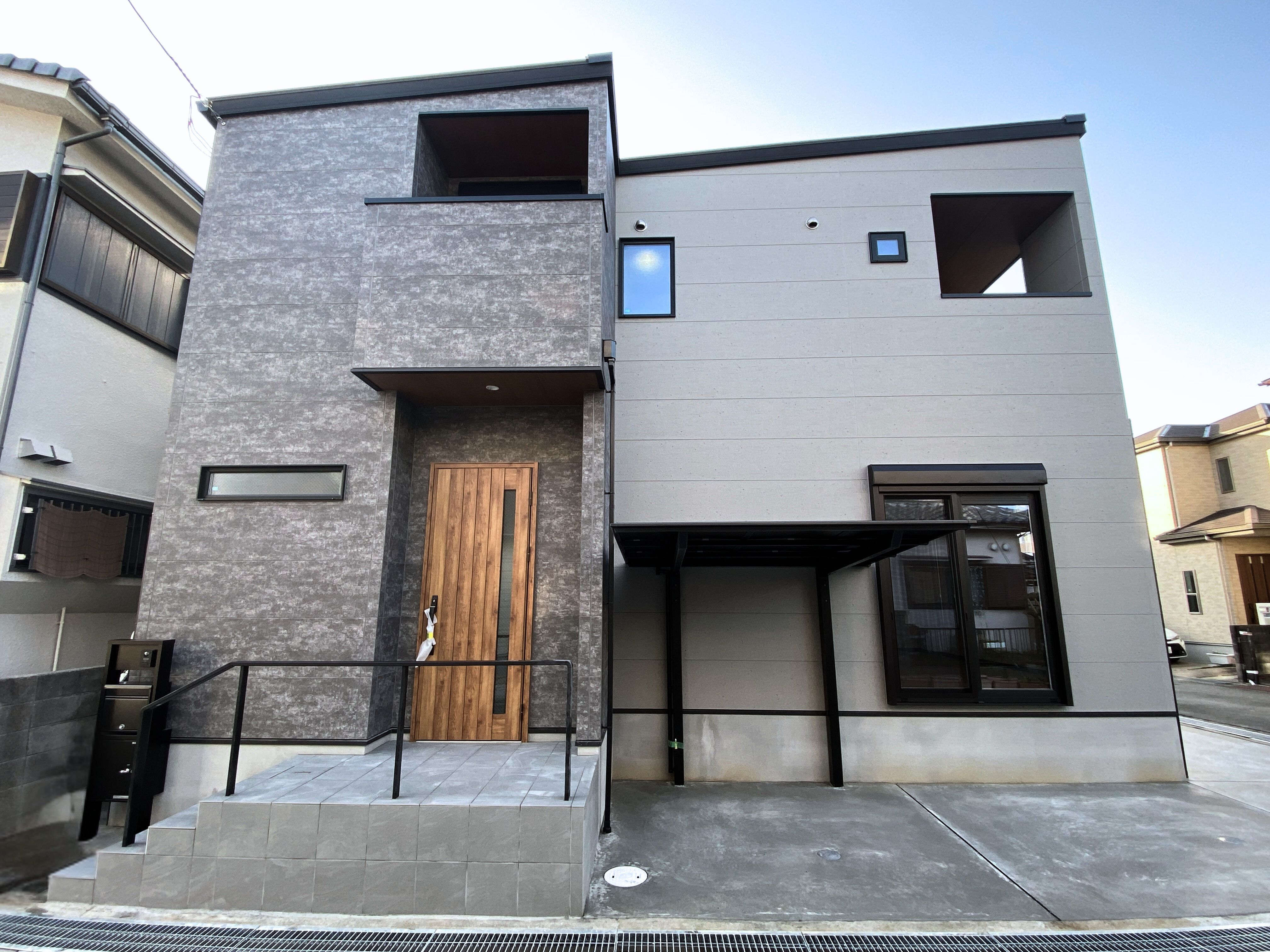 #80 美しい外観と上質な暮らしを叶えた、グレイッシュモダンな邸宅の画像