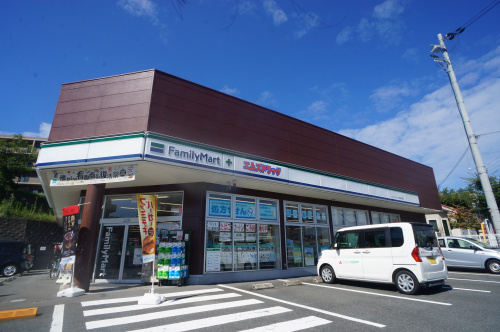 ファミリーマート エムズドラッグ学園大和店