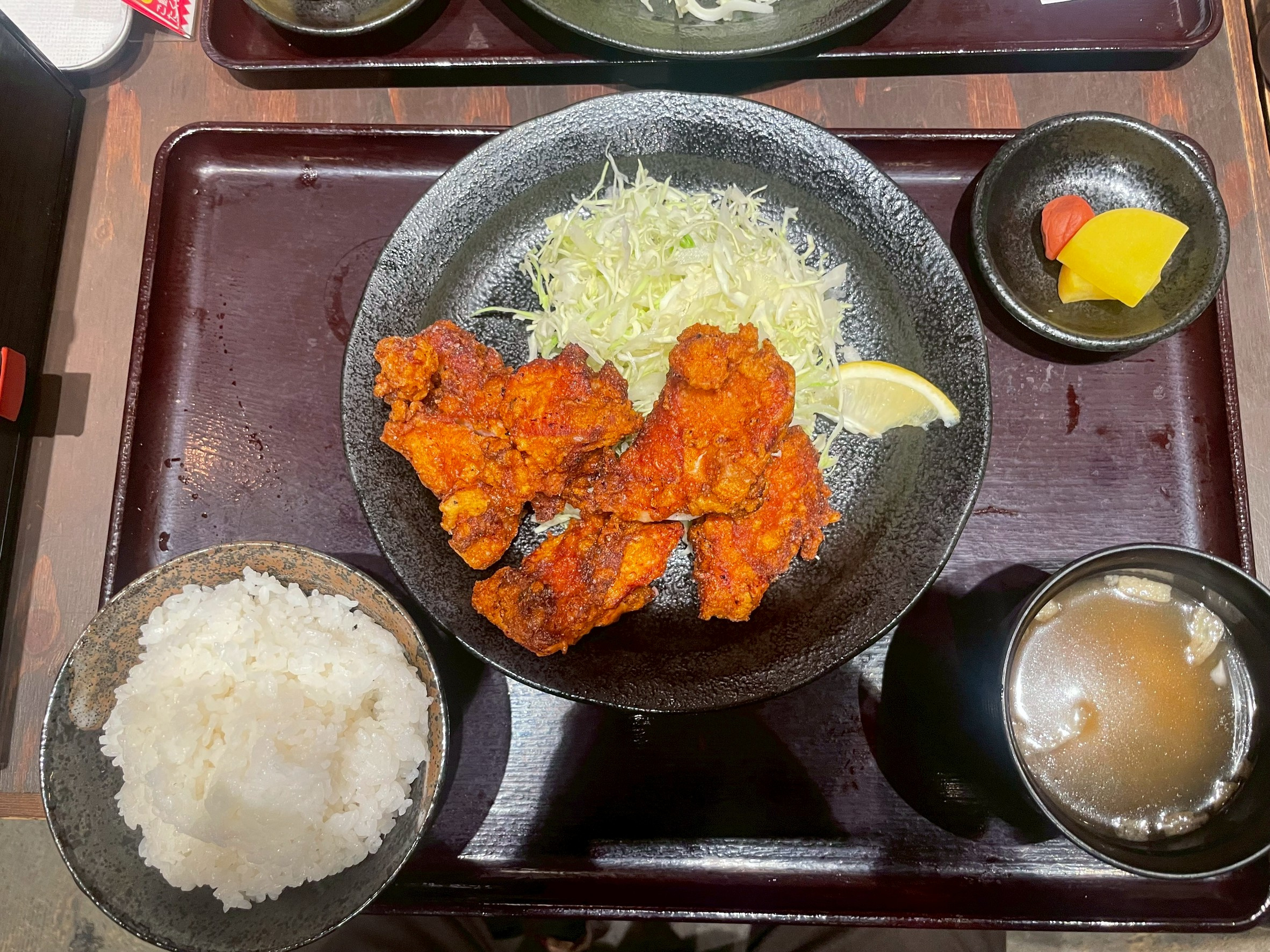 【六甲道ランチ】ガツンと旨い!揚げたて唐揚げが主役の「ちりとまと定食」の画像