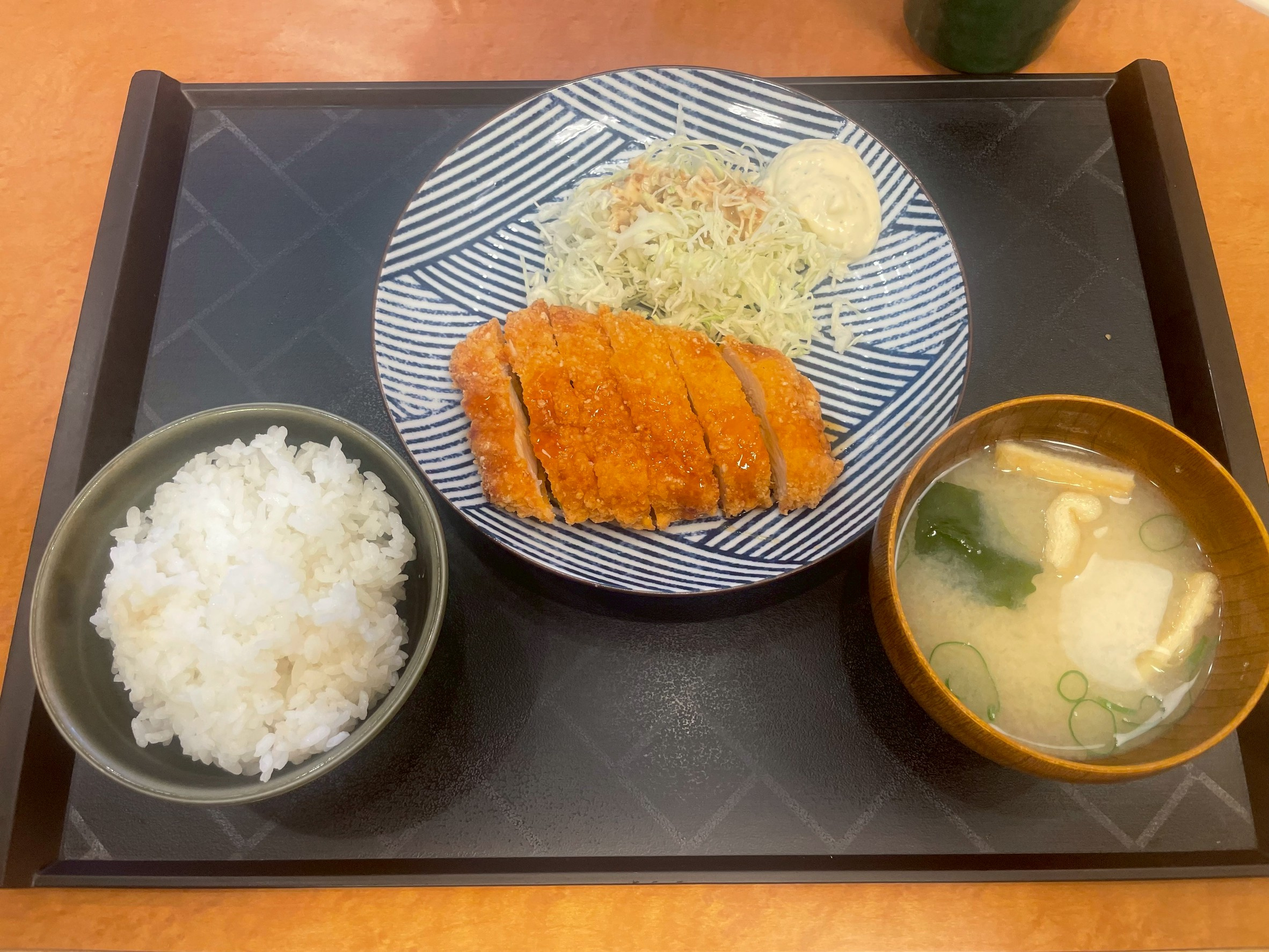 【六甲道ランチ】迷ったらココ。 「定食屋 宮本むなし JR六甲道駅前店」のロースカツ定食が安定すぎるの画像