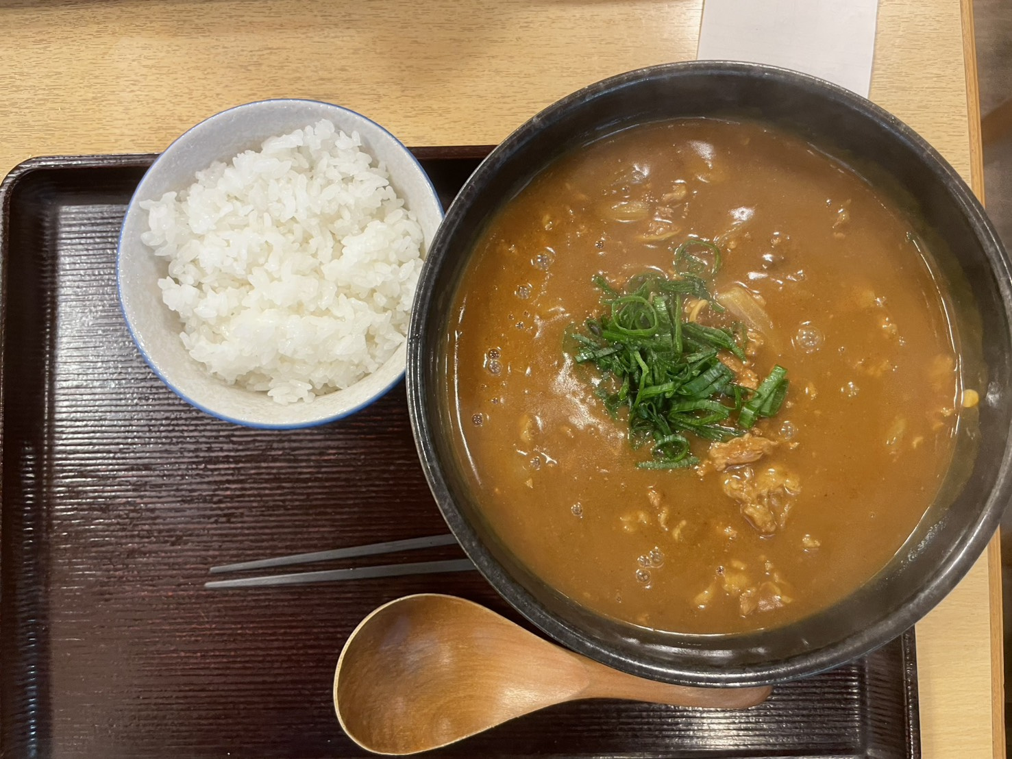 【摂津本山ランチ】出汁が決め手。 カレーうどんと肉うどんで満たされる、ちょうどいい昼時間の画像