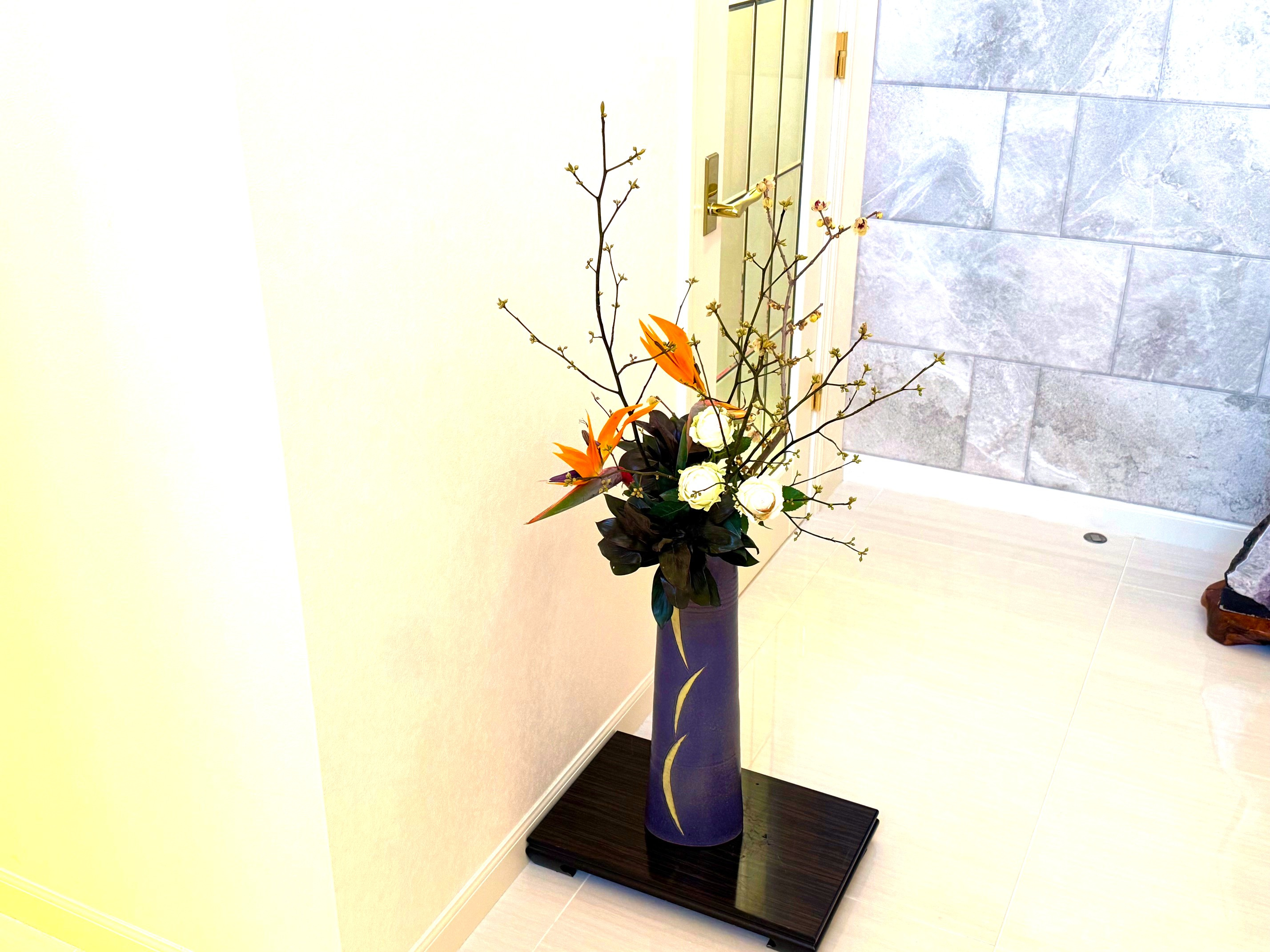 蝋梅と黒文字を生けるの画像