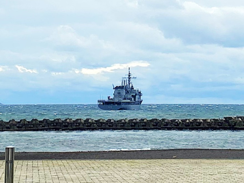 伊東の沖に見える自衛艦と海辺の風景
