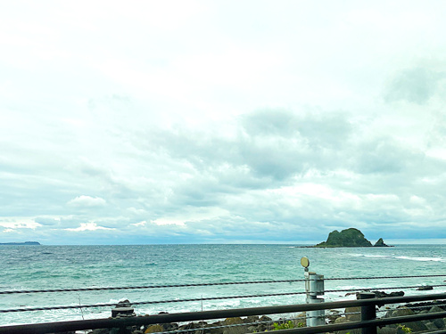 海に浮かぶ初島を望む風景