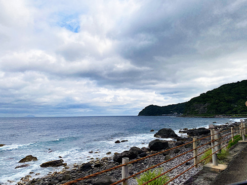 海沿いの歩道で撮影した浦上の写真