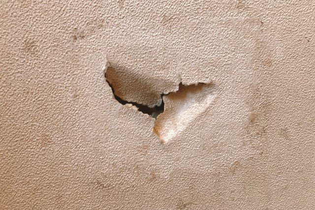 賃貸の壁にへこみができたらどうする？費用負担や対処法についても解説の画像