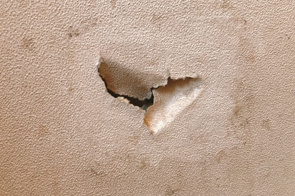 賃貸の壁にへこみができたらどうする?費用負担や対処法についても解説の画像