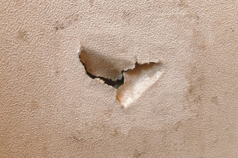 賃貸の壁にへこみができたらどうする?費用負担や対処法についても解説の画像