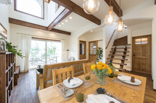 リビング階段でオシャレ度アップする方法は？注文住宅を考える新婚夫婦におすすめの工夫も紹介の画像