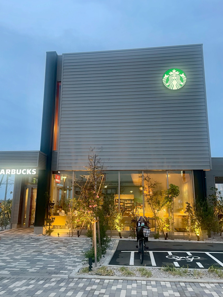 海が見える景色の良いスタバの画像