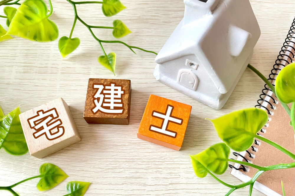 宅建士試験に社会人が合格した体験談は？仕事と両立したい方の参考例も紹介の画像