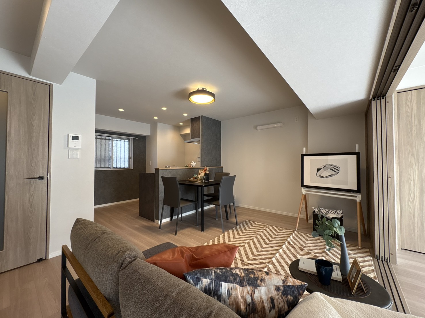 #82 空間のつながりを活かしたモダンマンションの画像