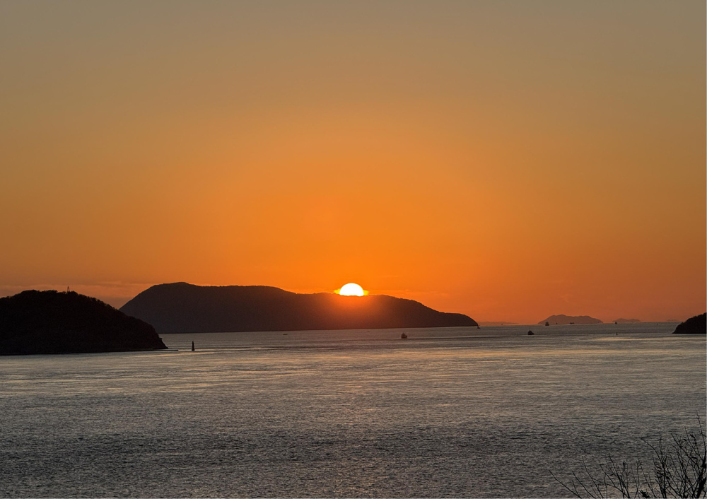 夕陽が沈む町の画像