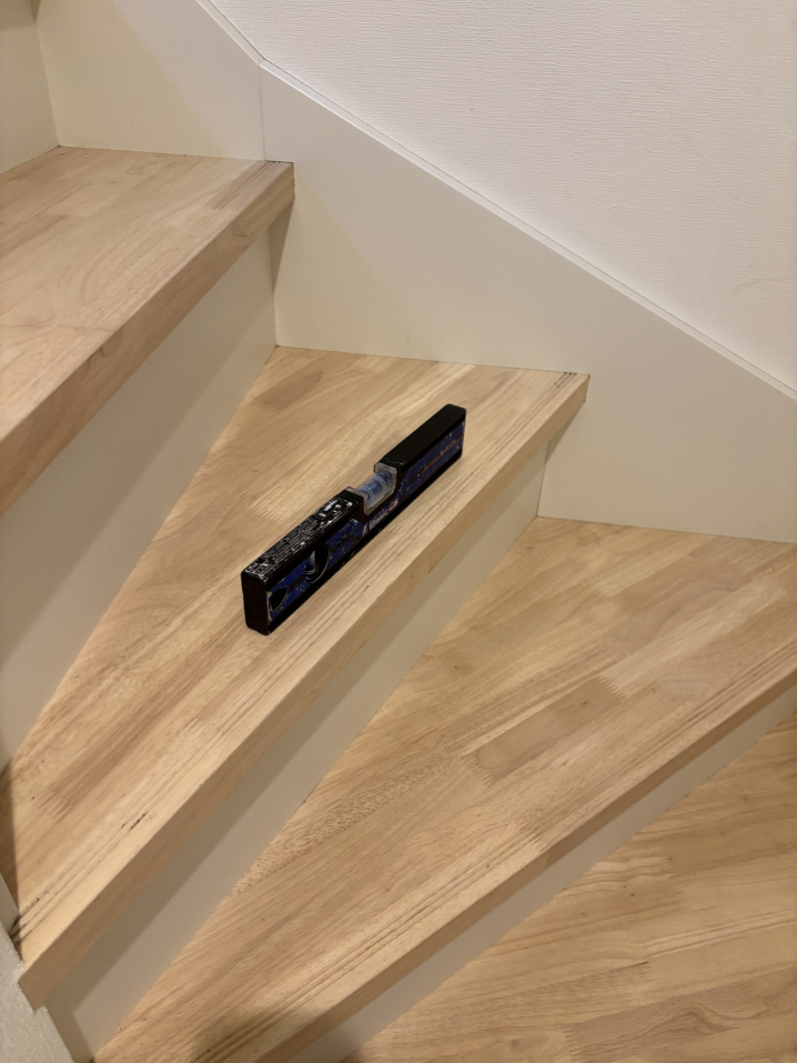 階段の水平をチェック