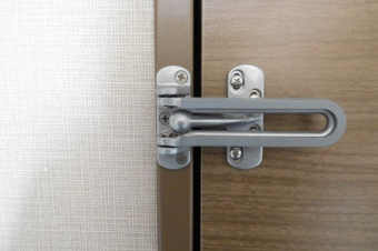 玄関の補助錠を賃貸物件で設置することは可能?取り付け可能な種類も解説の画像