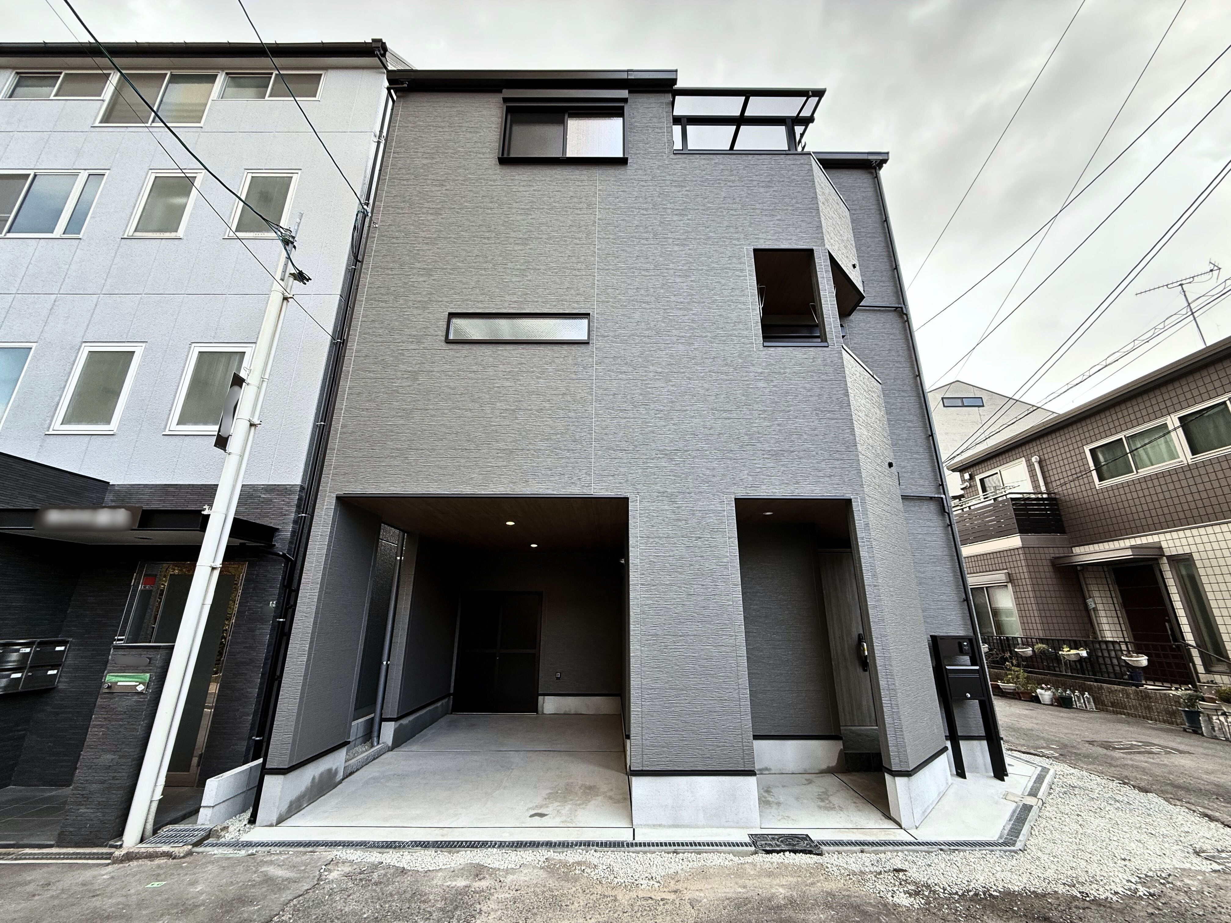 #81 直線美が映える、都市型モダン邸宅の画像