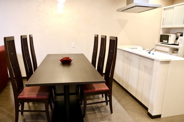 リビングとダイニングの仕切り方は？空間の区切り方とメリットも解説