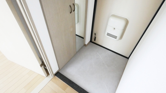 賃貸物件で玄関に網戸を後付けする際の注意点