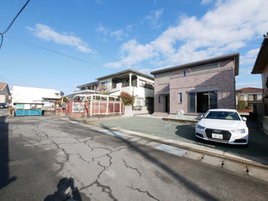 甲斐市富竹新田の中古住宅｜セキスイハイム施工・内装一新の軽量鉄骨住宅 太陽光付き5LDK＋S。南西道路で日当たり良好な一邸の画像