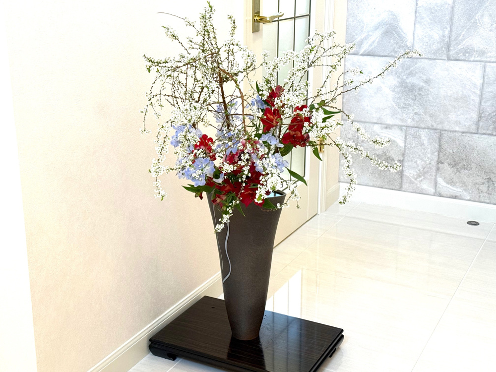 デルフィニウムで描く、静粛のブルーの画像