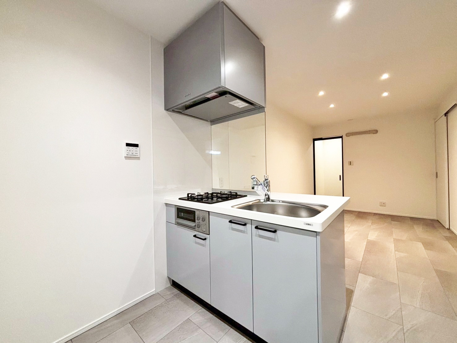 クリアな素材で実現する、心地よい住まいの画像