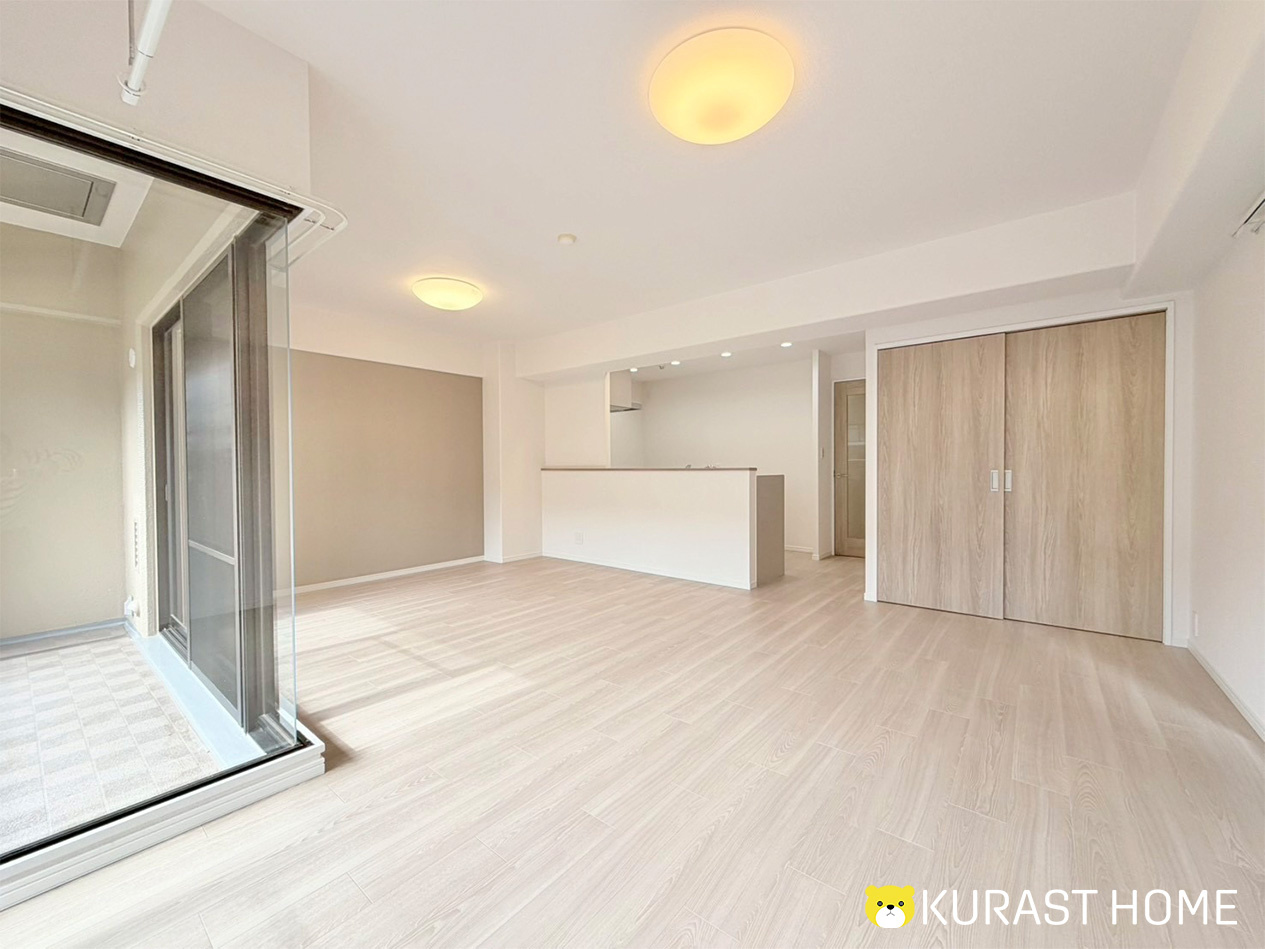 窓の開口が広く開放的な設計が魅力！プレーン＆ナチュラルなデザインが素敵なリノベマンション―サンシティ桂坂三番館　3階―の画像