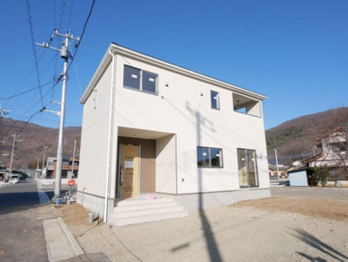 甲府市羽黒町｜新築全2棟 敷地80坪の庭重視1号棟か、並列3台の2号棟かの画像