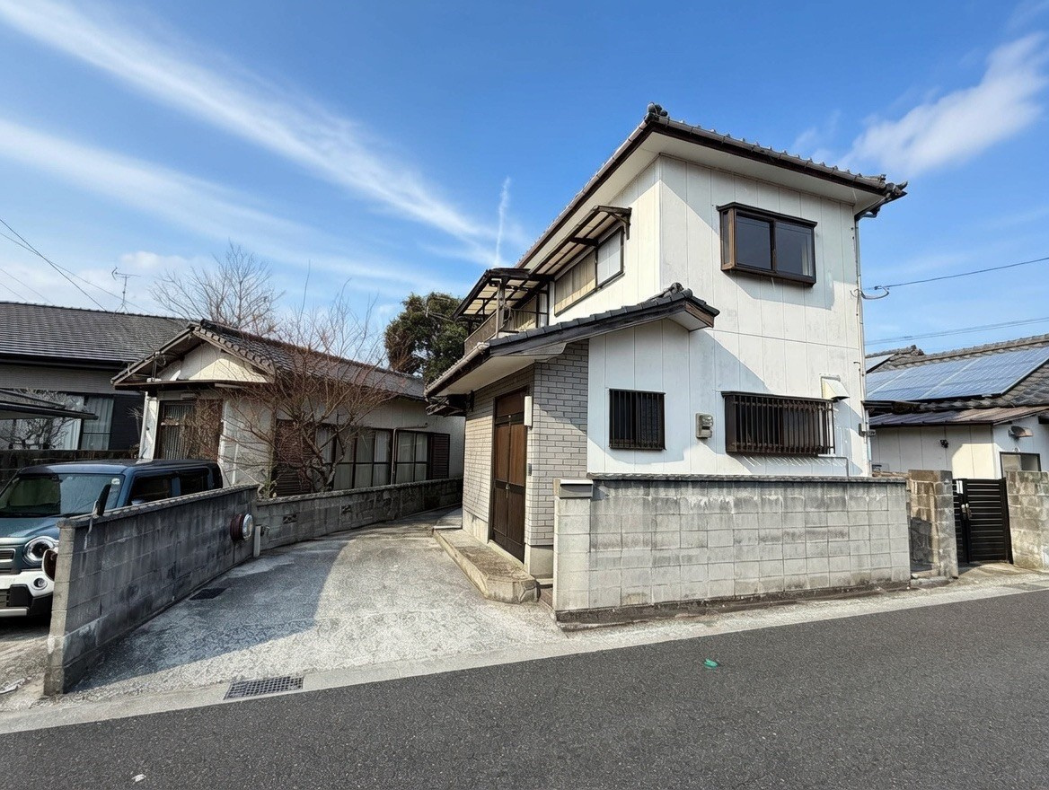 【新着物件】直方市大字上新入の中古一戸建て｜緑豊かで静かな住環境の画像