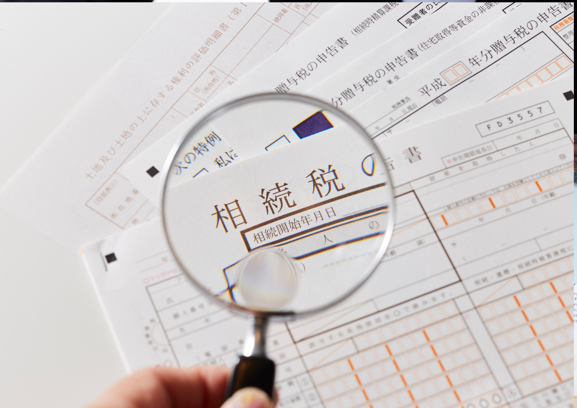 実家の相続や書類整理に悩む様子