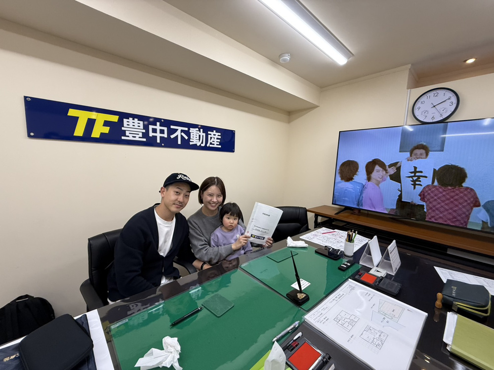 成約御礼！ご家族の皆さんと記念撮影の画像