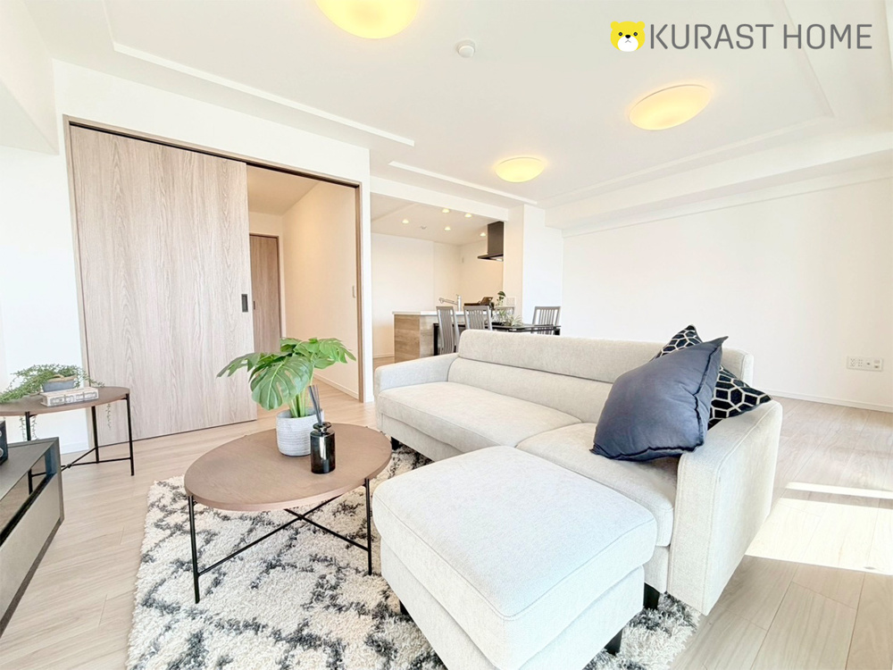 ナチュラルモダンなグレージュの木目が素敵な内装デザイン！まるで新築のようなリノベマンション―サーパスシティ西院日照町　5階―の画像