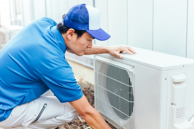 エアコンの室外機は掃除しないとどうなる？方法や頻度も解説の画像