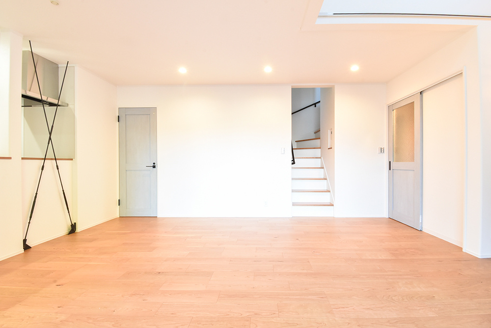 キッチン、パントリー、ランドリールーム、洗面室、リビングへと家事効率をUPする回遊動線