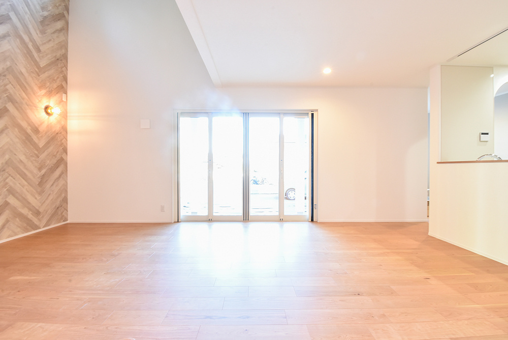 カバードポーチへつながるLDK