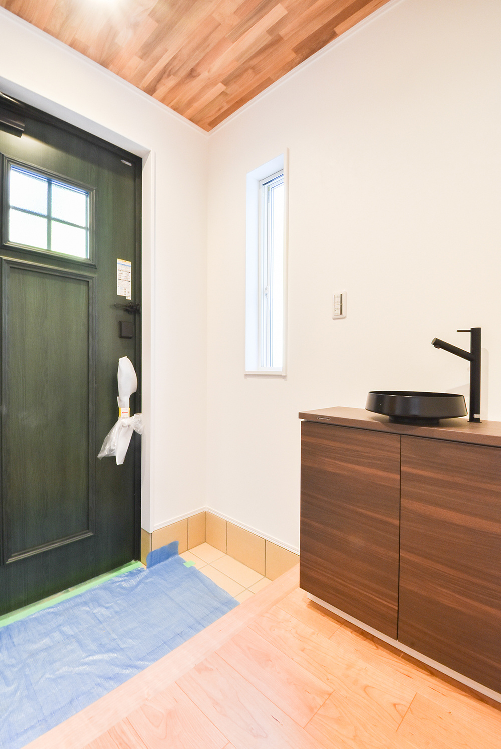 玄関ホールと洗面ボウル