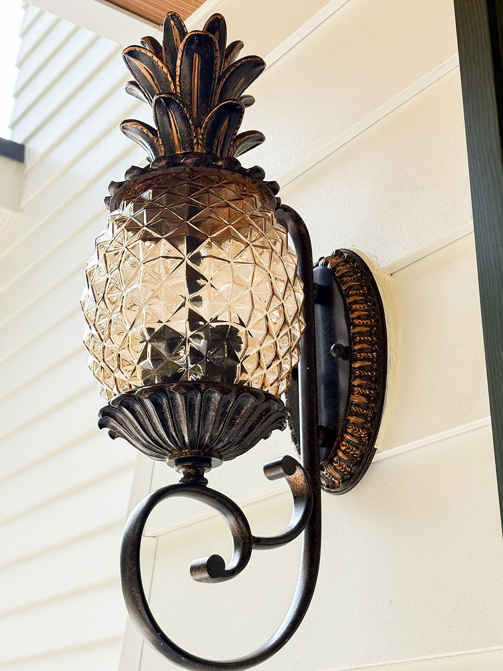 パイナップルデザインの玄関灯