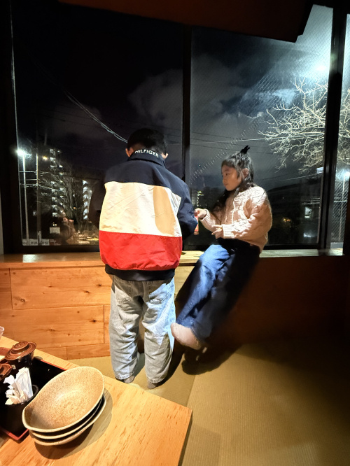 久しぶりに友達家族と外食|子どもがいっぱいのにぎやかな時間の画像