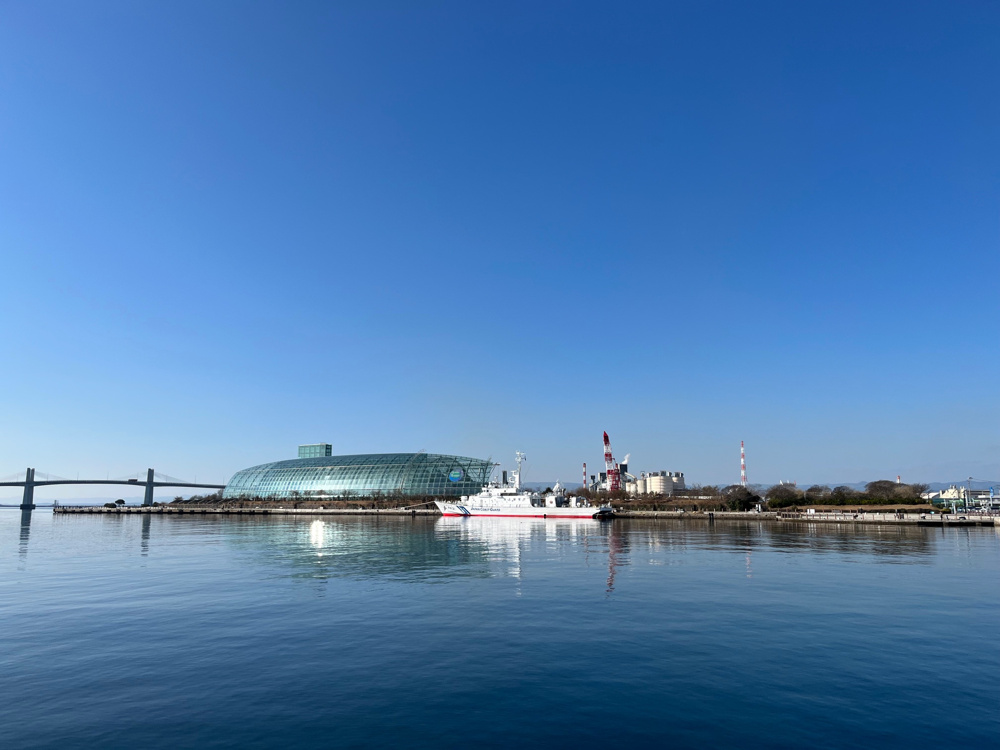 フェリーで旅する人の画像