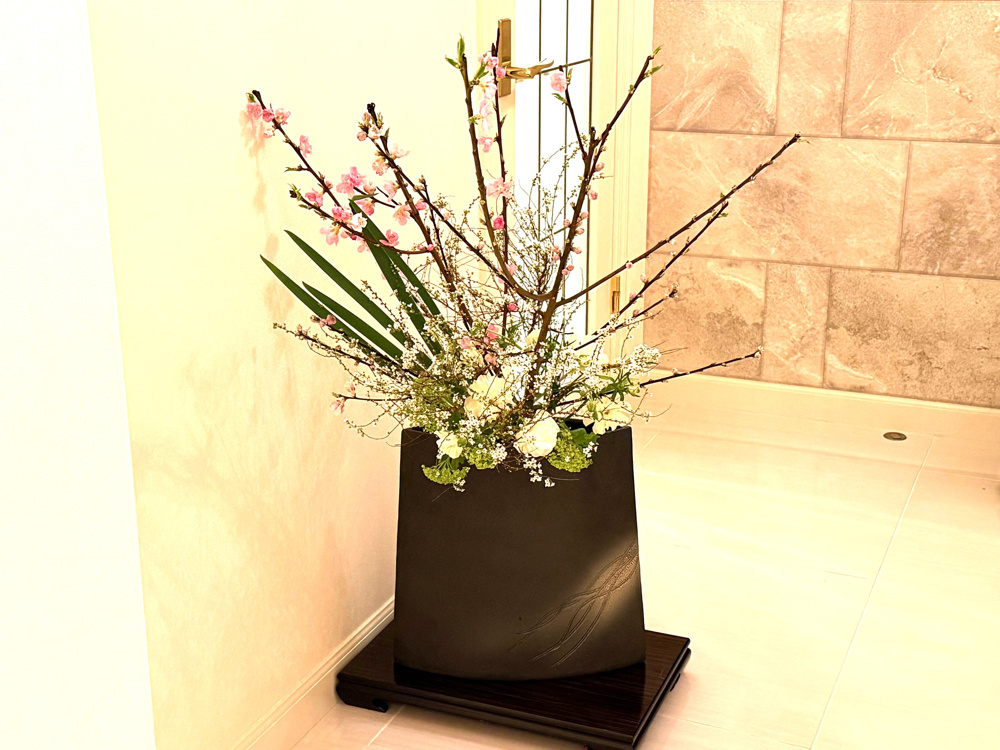 梅の生け花の画像